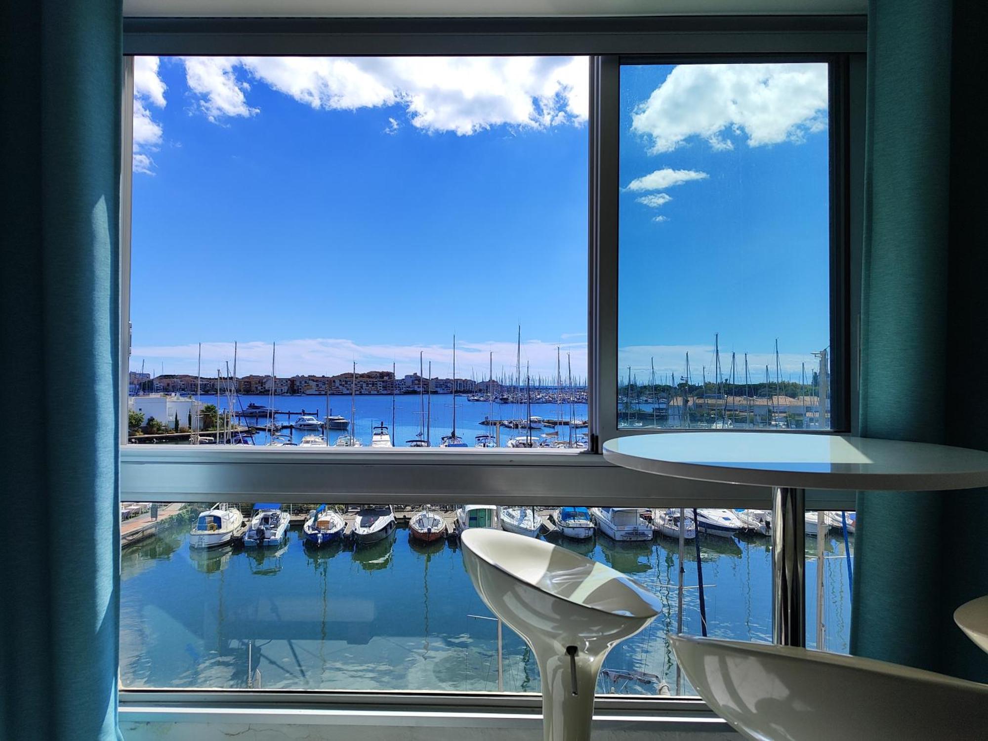 Cap D'agde Vue Port Et Parking Terrasse La Desirade